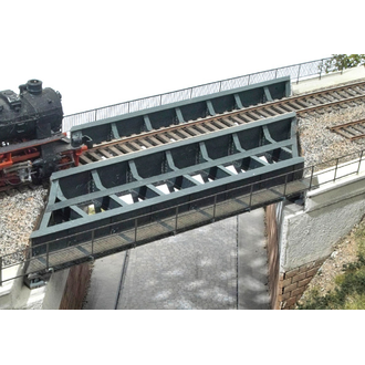Stahlträgerbrücke mit Gleisüberhöhung